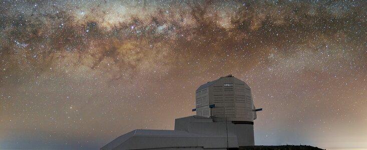 Observatorio Rubin bajo la Vía Láctea